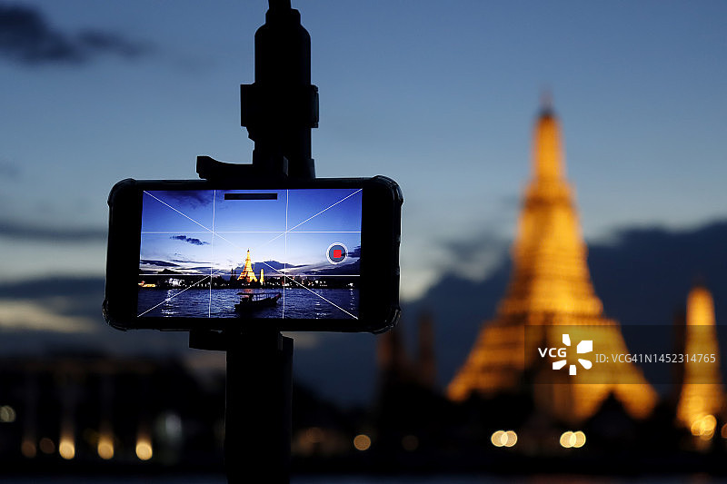 旅行者拍摄泰国曼谷黎明寺的照片图片素材