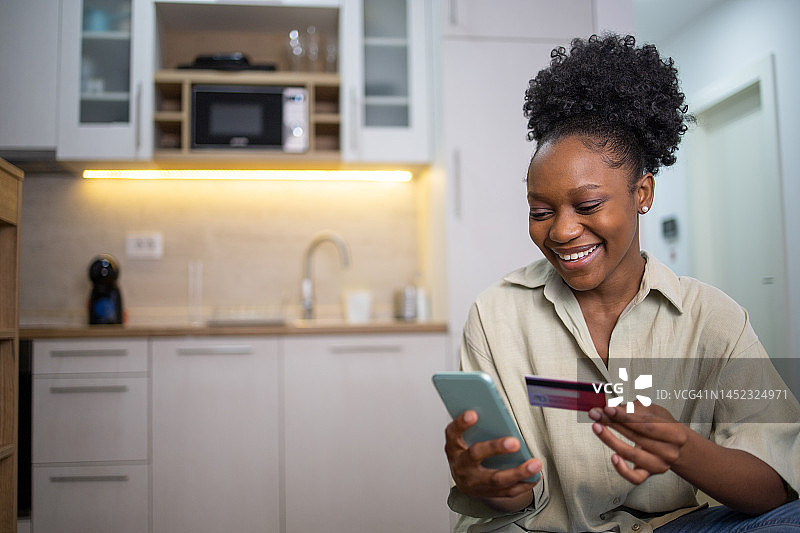 一名女子用信用卡在网上购物图片素材
