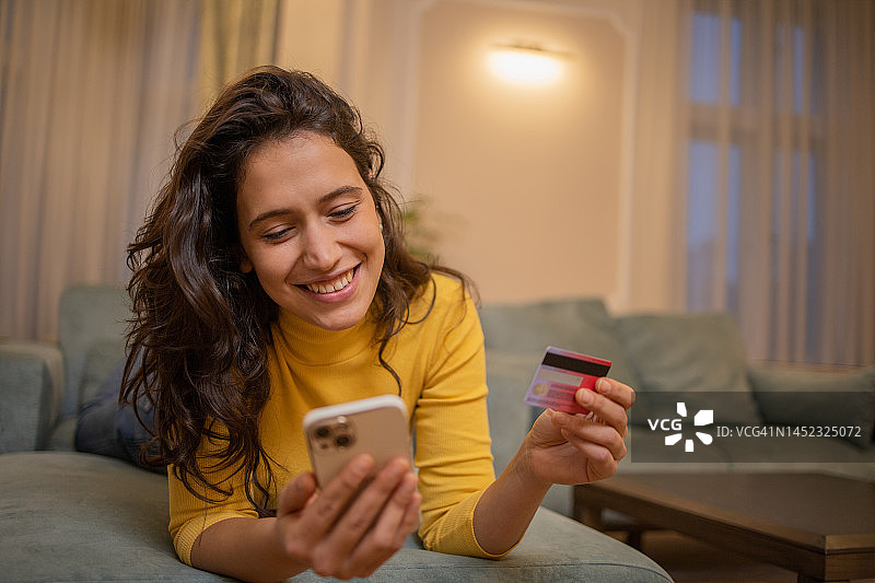 快乐的女人在网上购物图片素材