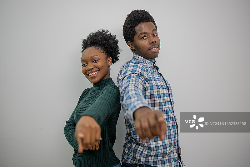 快乐恩爱的年轻情侣图片素材