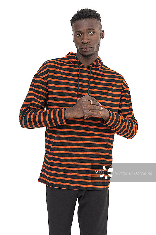 非洲裔黑人男模特，橙黑条纹毛衣，白色背景图片素材