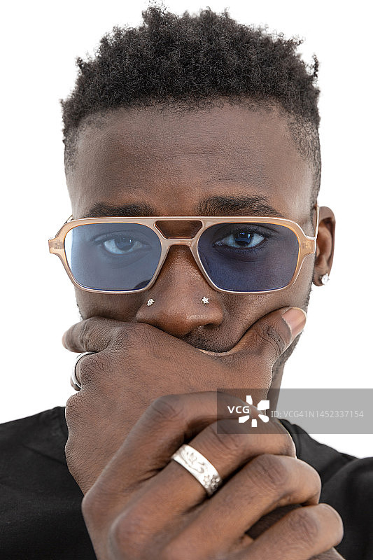 非洲裔美国男子身穿黑色衬衫，戴着太阳镜，背景为白色图片素材