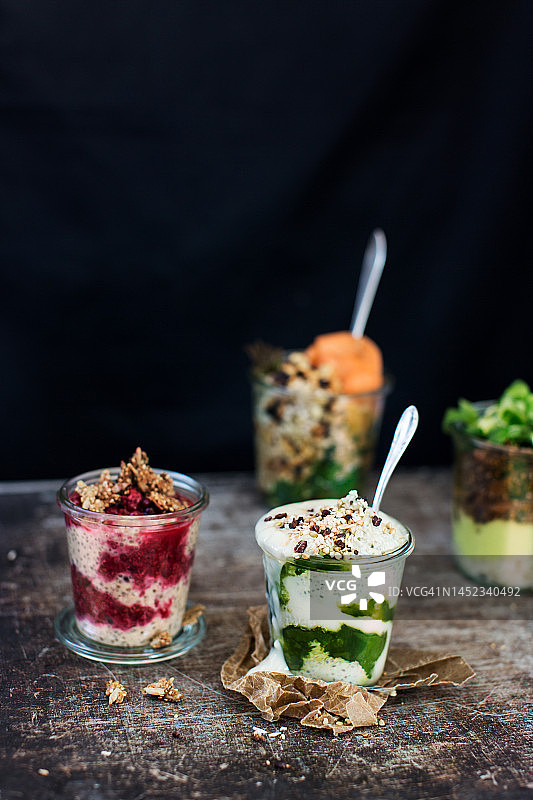 装有酸奶早餐的玻璃罐图片素材