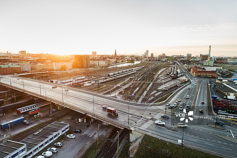 道路和铁路轨道基础设施鸟瞰图图片素材