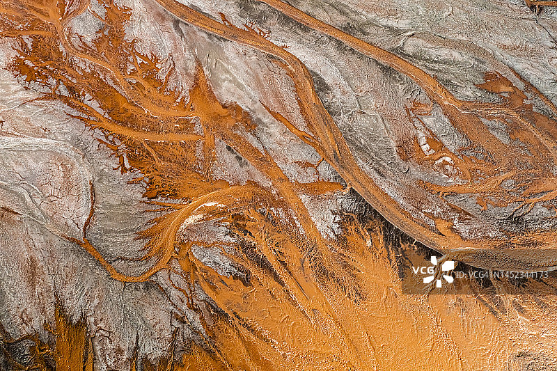 金属冶炼废水污染河流的航拍景象图片素材