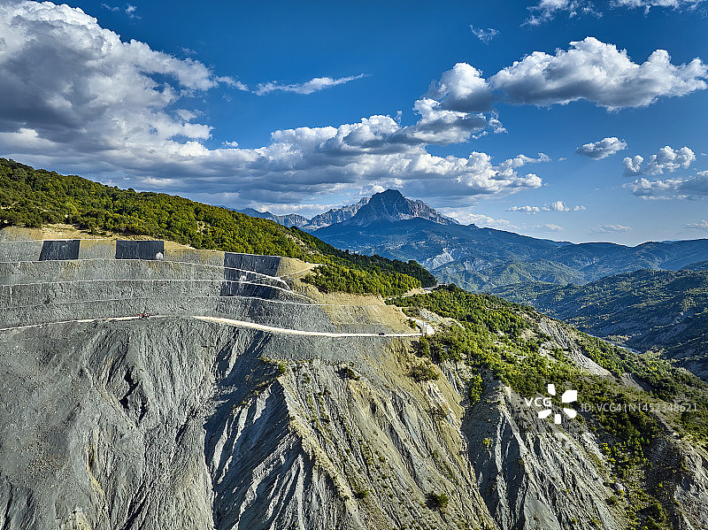 希腊埃皮鲁斯州楚梅尔卡国家公园的卡拉里蒂科斯河谷图片素材