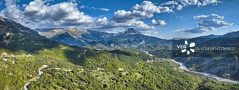 希腊埃皮鲁斯州楚梅尔卡国家公园的卡拉里蒂科斯河谷图片素材