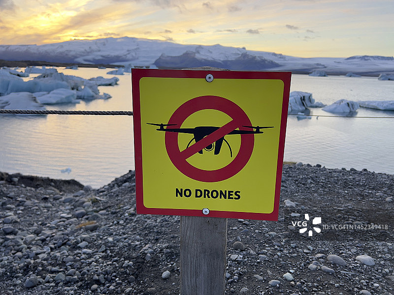 冰岛东部杰古沙龙冰河湖禁止使用四轴飞行器标志图片素材
