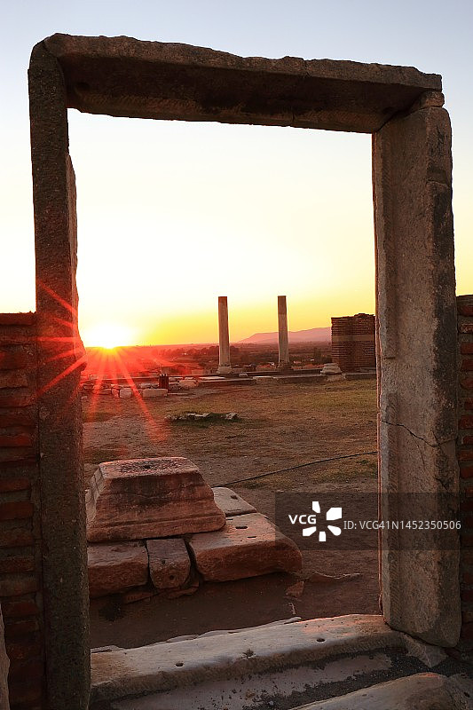 废墟中的相框图片素材