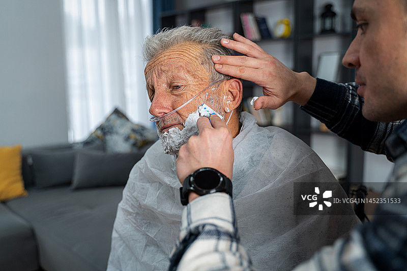 志愿者上门拜访老人，关心老人卫生图片素材