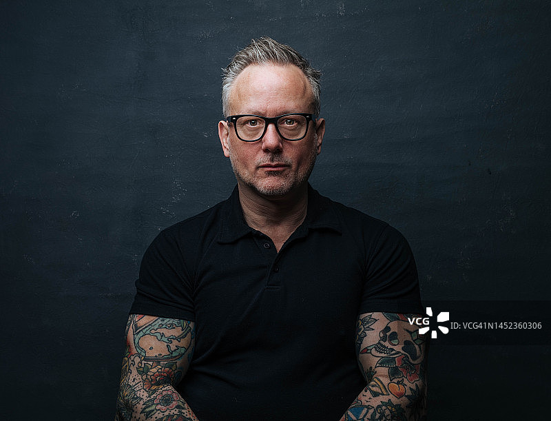 有纹身的中年男人暗黑肖像图片素材
