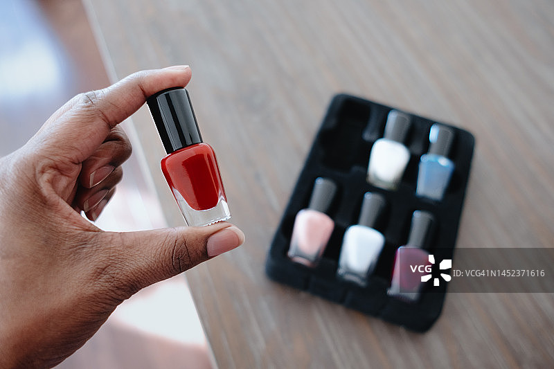 女人选择指甲油颜色图片素材