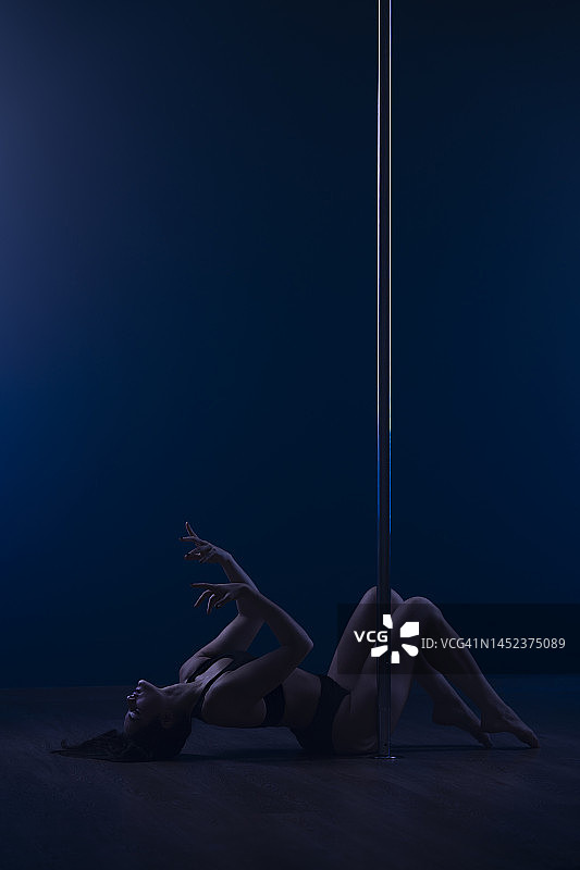钢管舞舞者图片素材