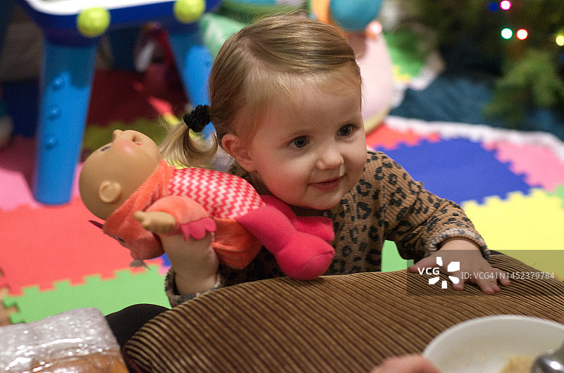 圣诞树旁的女孩图片素材