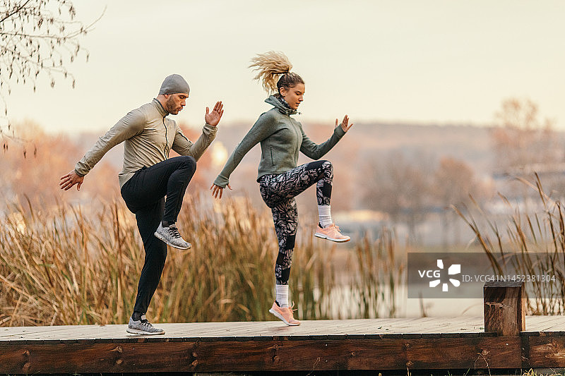 男女在户外锻炼图片素材