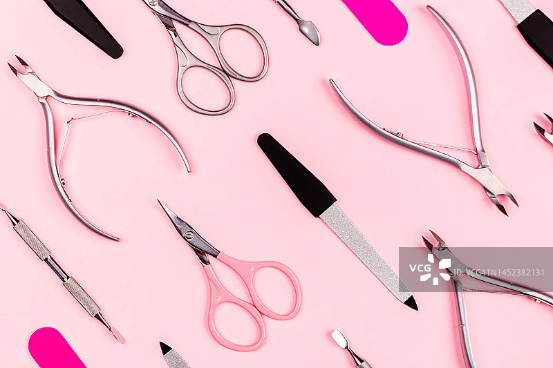 时尚粉色背景上的美甲工具合集图片素材