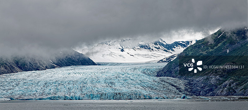 斯潘塞冰川之上的云彩图片素材