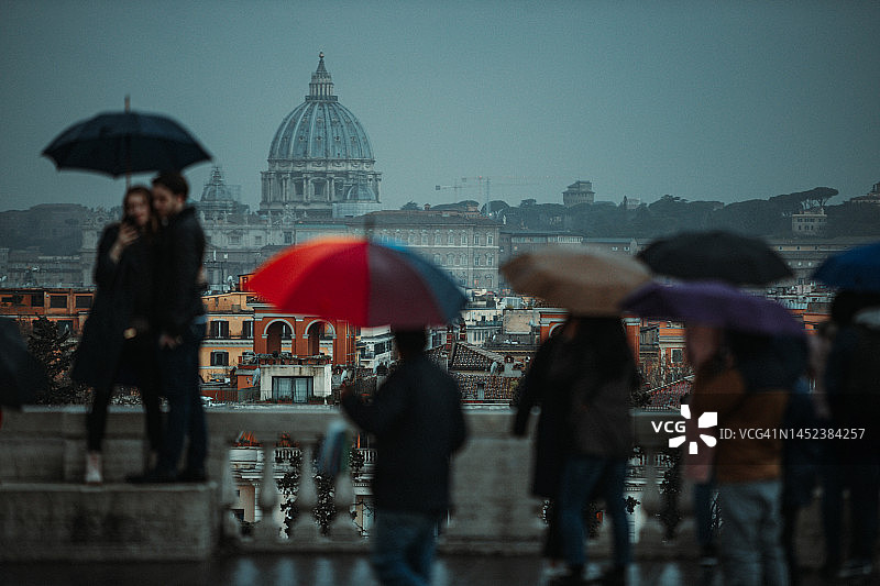 罗马的雨中游客图片素材