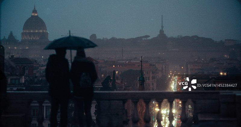 罗马的忧郁与游客和雨图片素材