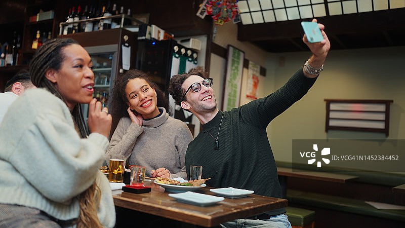 多民族游客朋友日式居酒屋自拍图片素材