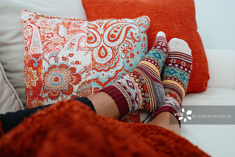 女人在沙发上舒适地翘着脚图片素材