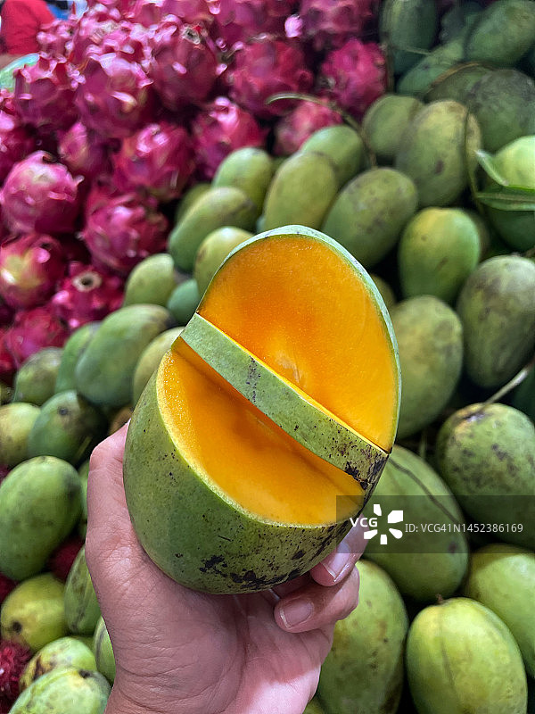 拿着芒果图片素材