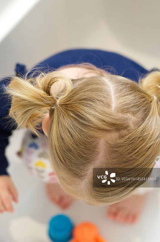 梳着猪尾辫的可爱幼儿图片素材