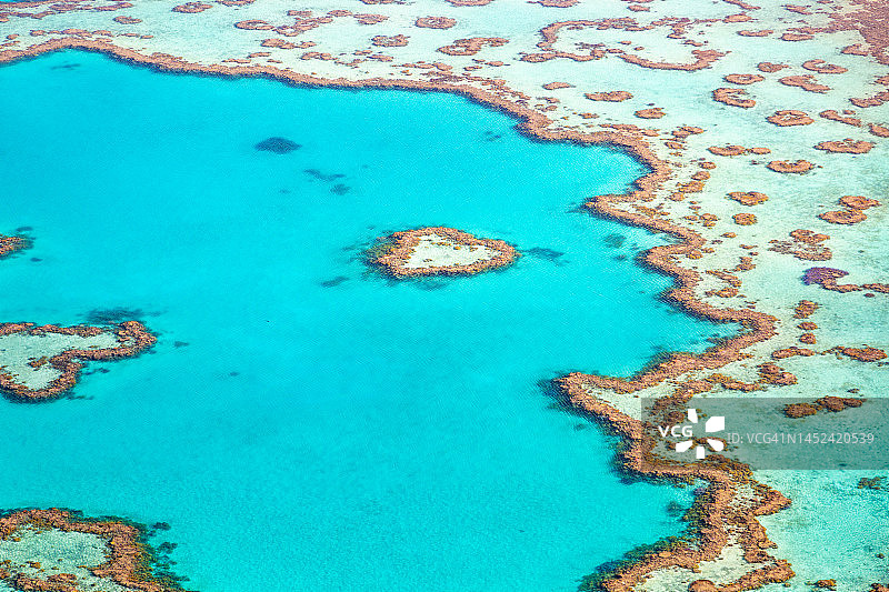 晴朗阳光下的澳大利亚大堡礁心形礁图片素材