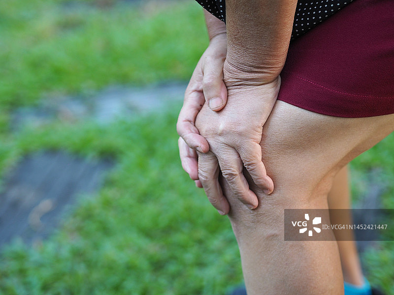 女人双手扶膝图片素材