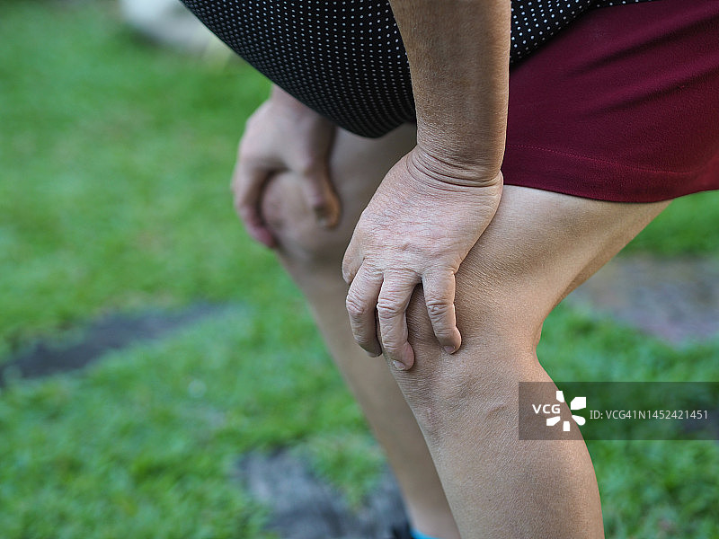 女人双手扶膝图片素材