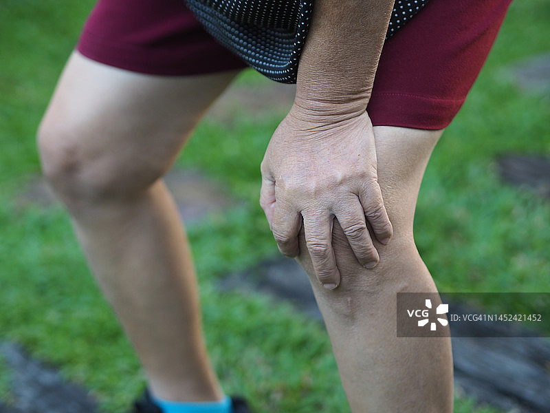 女人双手扶膝图片素材