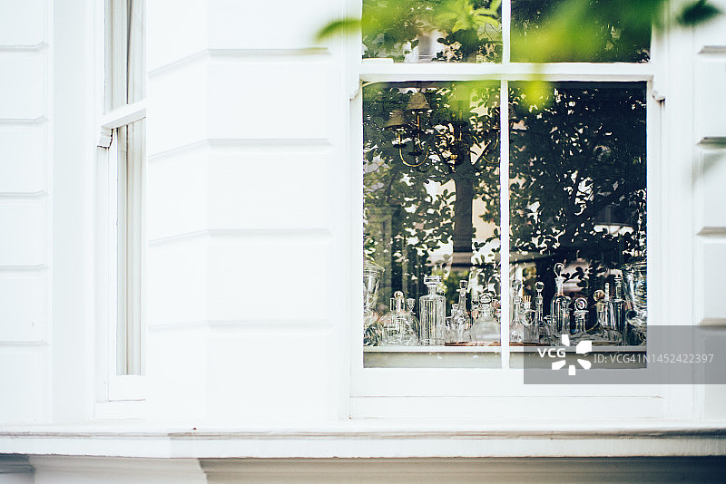窗台上的玻璃器皿图片素材