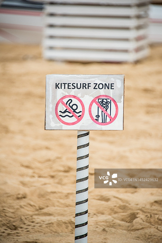 沙滩上的风筝冲浪区标志图片素材