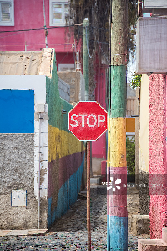 佛得角圣玛丽亚的彩色柱子和建筑物旁的停止标志图片素材