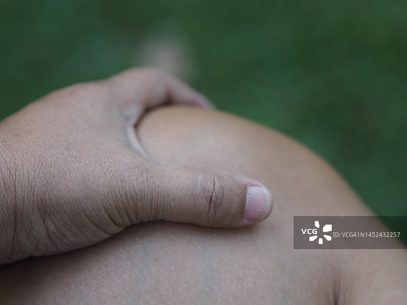 手放在膝盖上图片素材