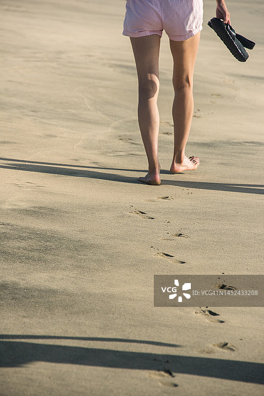 在佛得角圣玛丽亚海滩上行走图片素材