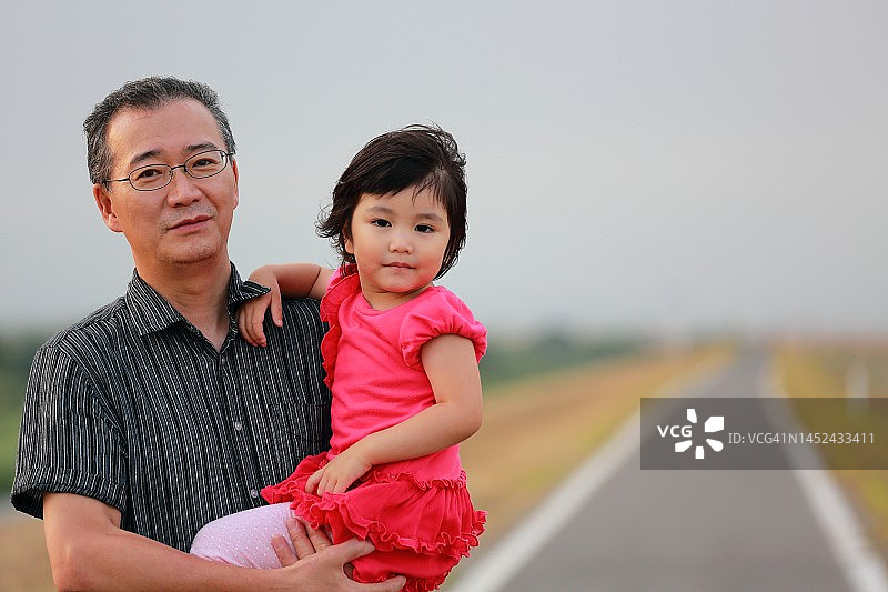 家庭时光：父亲和孩子站在小路上图片素材