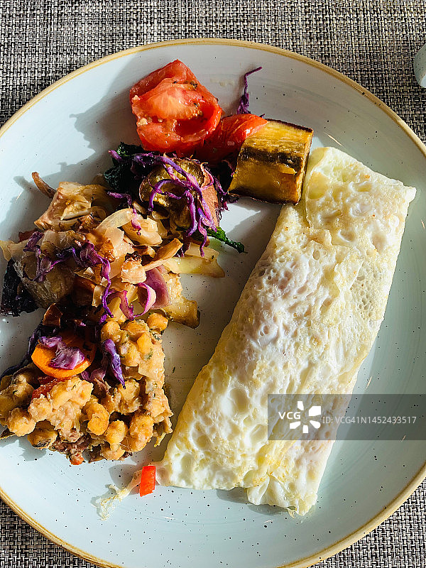 佛得角炖菜配烤蔬菜和蛋白煎蛋卷图片素材