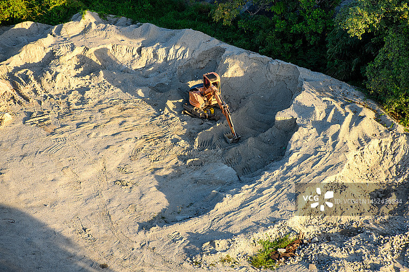 沙地挖掘图片素材