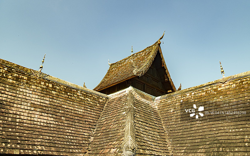 清迈府Wat Ton Kwen Intrawat寺的精美古代那伽雕像和木制寺庙，东南亚建筑风格，泰国图片素材