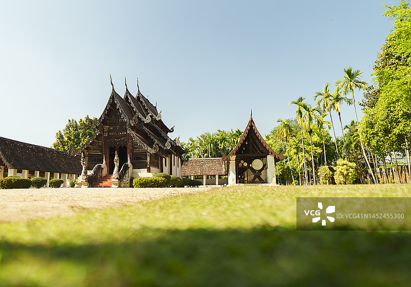 清迈府Wat Ton Kwen Intrawat寺的精美古代那伽雕像和木制寺庙，东南亚建筑风格，泰国图片素材