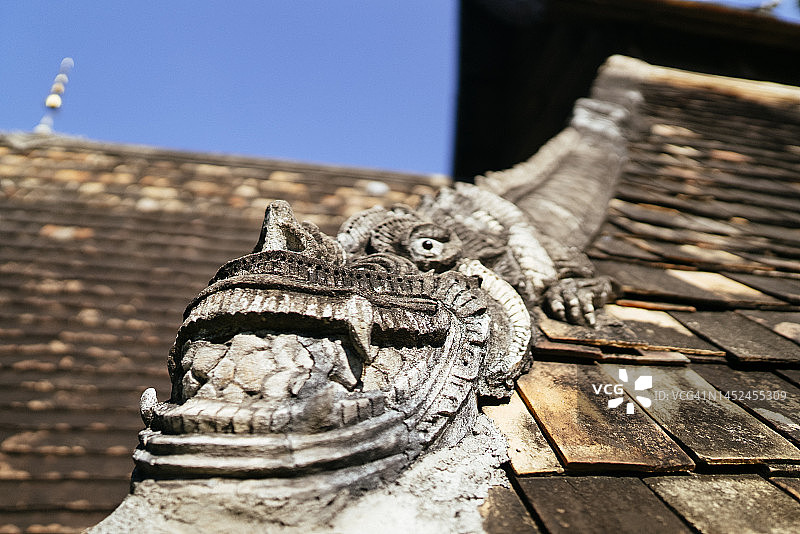 清迈瓦东坤寺屋顶木制那伽雕刻特写图片素材