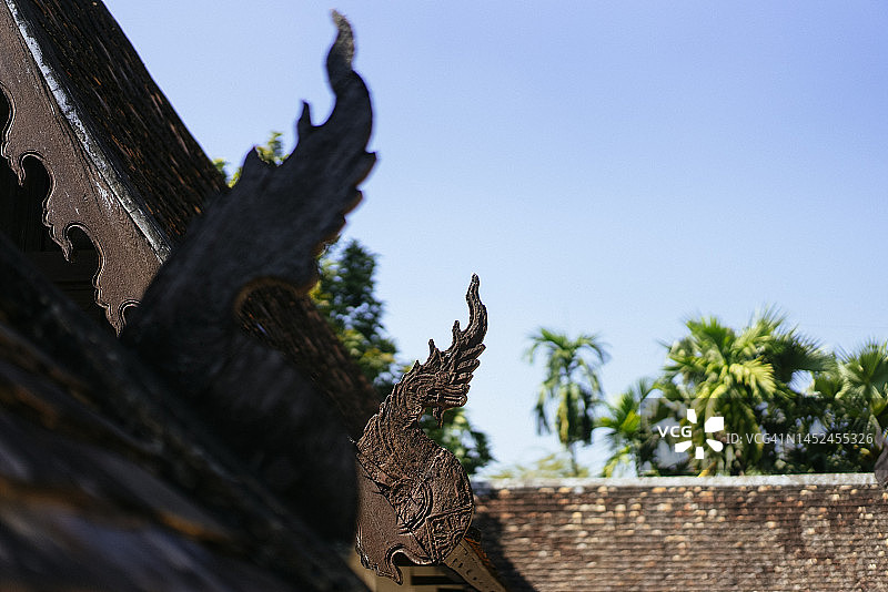 清迈瓦东坤寺屋顶木制那伽雕刻特写图片素材