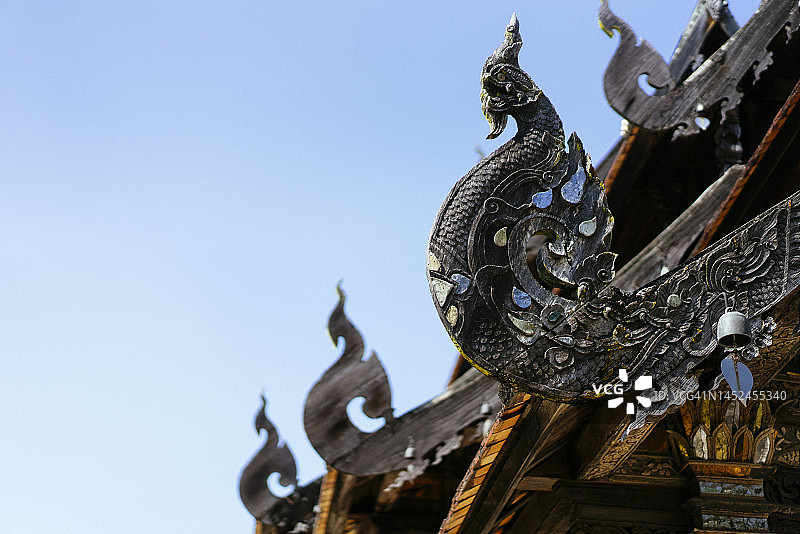 清迈瓦东坤寺屋顶木制那伽雕刻特写图片素材