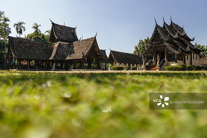 清迈府Wat Ton Kwen Intrawat寺的精美古代那伽雕像和木制寺庙，东南亚建筑风格，泰国图片素材