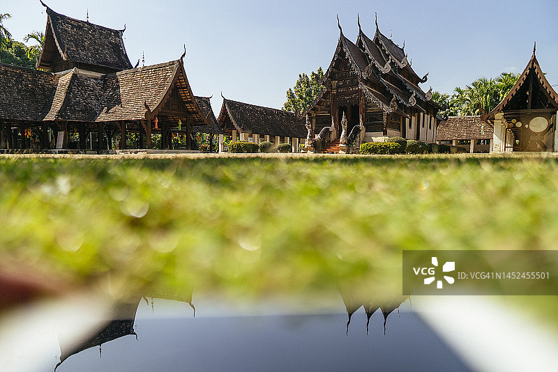 清迈府Wat Ton Kwen Intrawat寺的精美古代那伽雕像和木制寺庙，东南亚建筑风格，泰国图片素材