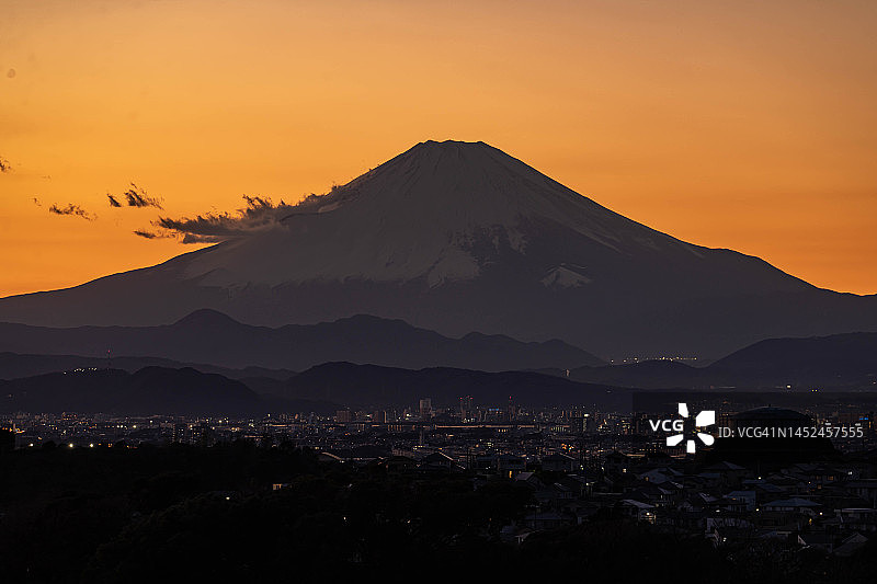 日本神奈川县的富士山和居民区图片素材