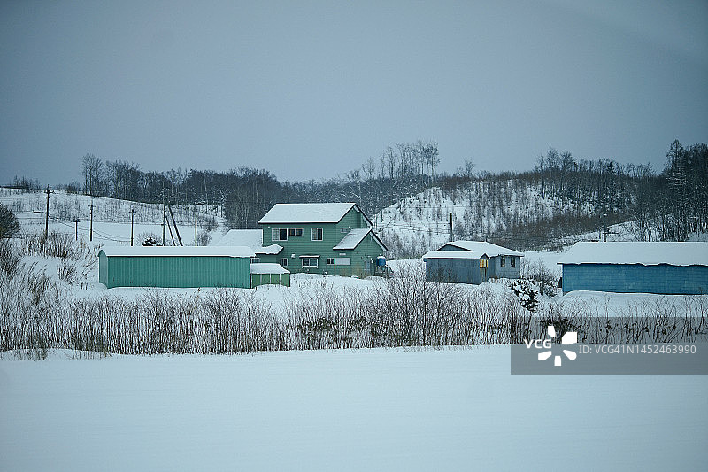 从札幌到新雪谷滑雪场的道路上的降雪，靠近日本北海道羊蹄山图片素材