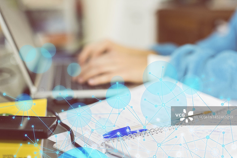 在家工作的女性图片素材