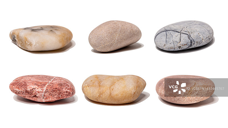 带有划痕和图案的鹅卵石集合，在白色背景上隔离。剪切路径图片素材